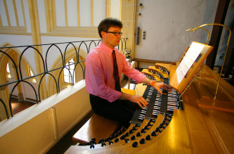 Winfried Müller an der Orgel