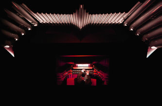 Blick von oben: Winfried Müller an der Fleiter-Orgel